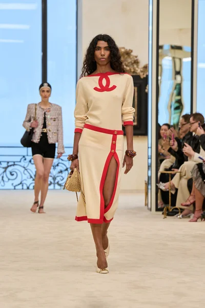 Look 16